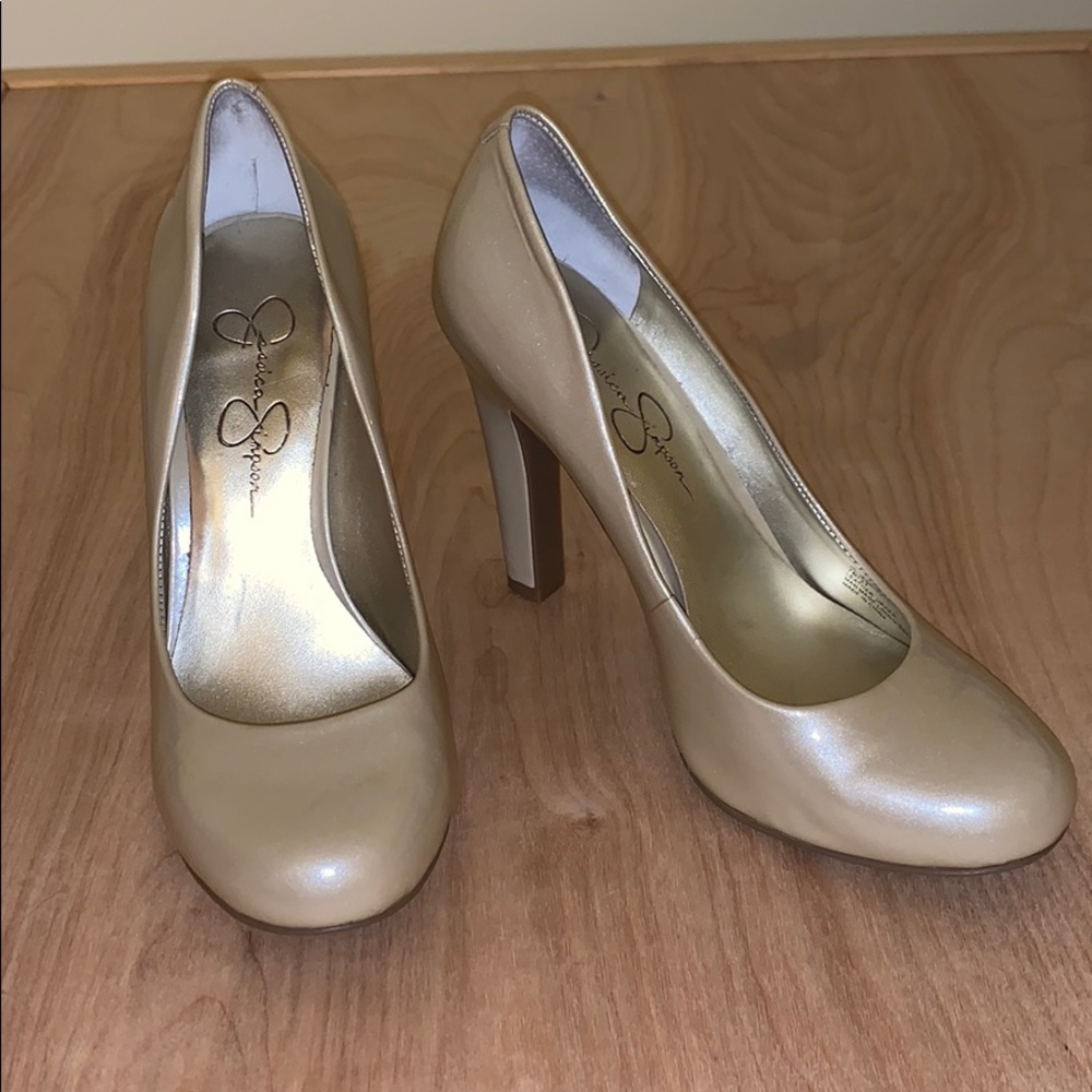 Jessica Simpson pumps